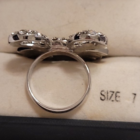 GUESS Rhinestone Bow Ring - New Size 7 - Picture 5 of 5